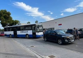 Uno de los autobuses del grupo Monbus, en el CEE La Encarnación.