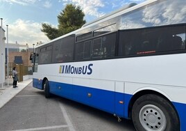 Uno de los autobuses de la empresa que sí ha llegado al CEE La Encarnación.