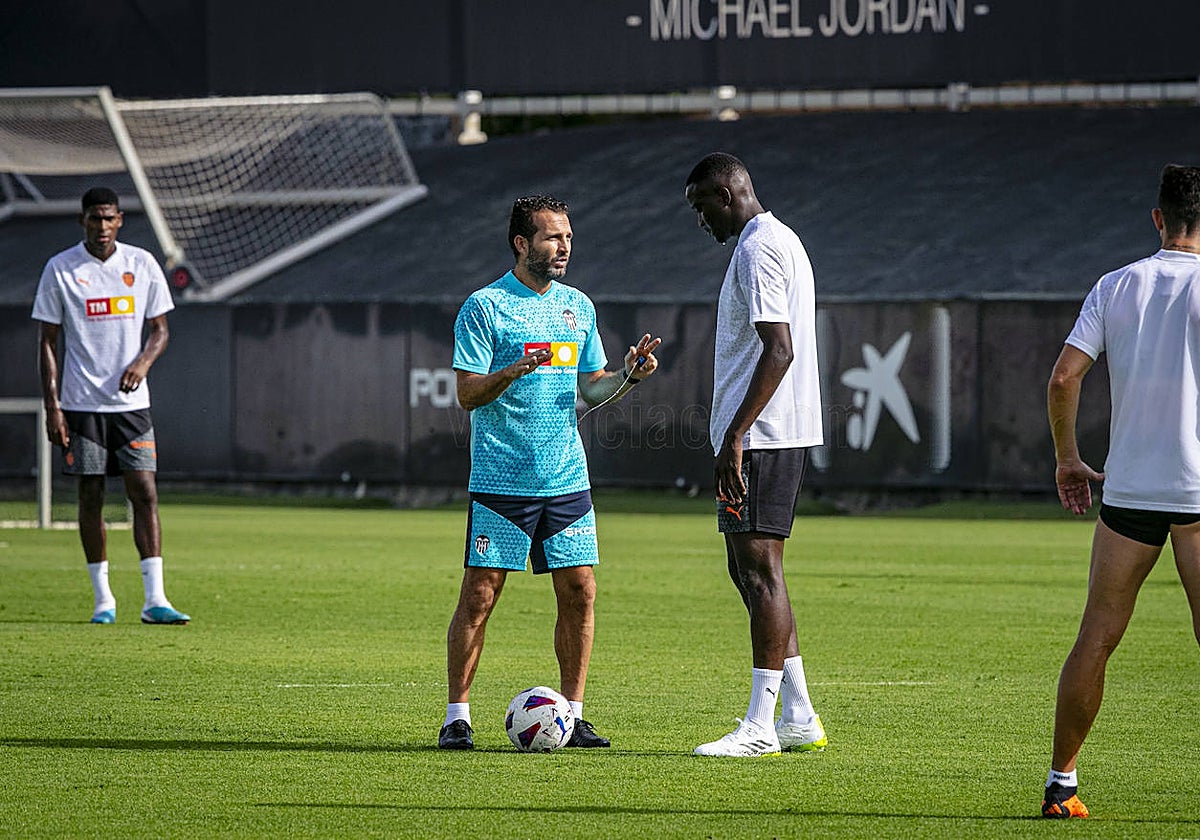 Baraja habla con Diakhaby, en presencia de Mosquera.