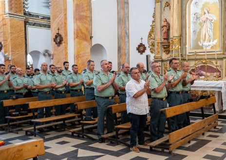 Imagen secundaria 1 - Distintas imágenes de la eucaristía en honor al agentes de la Guardia Civil de Simat. 