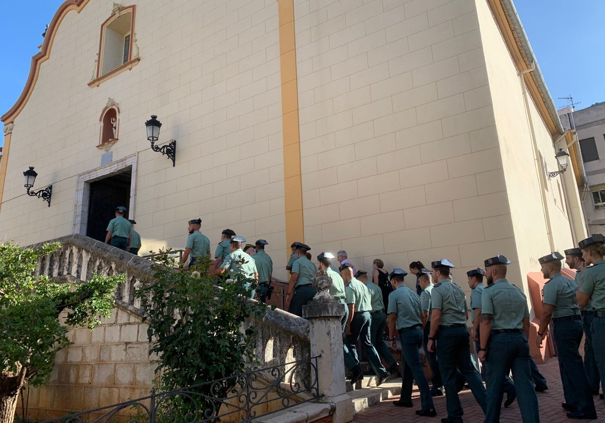 Decenas de agentes acceden a la iglesia San Miguel Arcángel de Simat para despedir a su compañero.