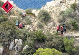 Las tareas de rescate de la mujer herida en el Peñón d'Ifach.