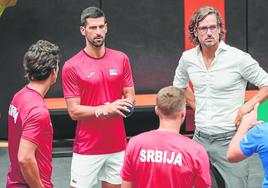 Novak Djokovic, en el entrenamiento de ayer de Serbia en l'Alqueria del Basket.