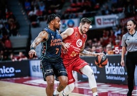 Jovic inicia un ataque ante Jones durante un partido del Valencia Basket en Zaragoza.