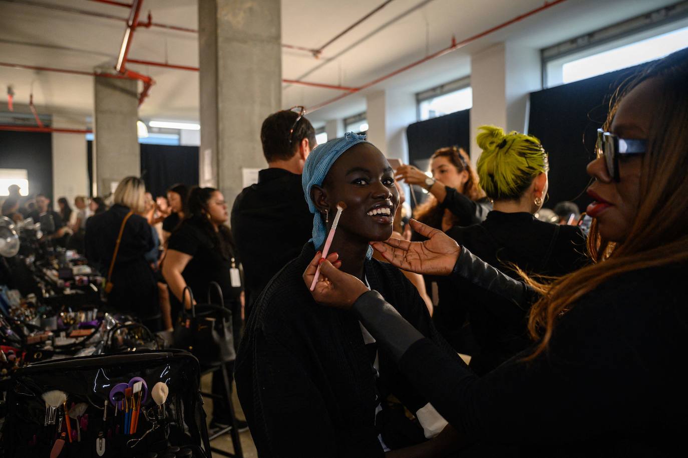 Modelo con diseño de Michael Kors preparándose para desfilar en la New York Fashion Week