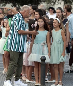 Imagen secundaria 2 - Posado de las 73 niñas candidatas a fallera mayor infantil de Valencia.