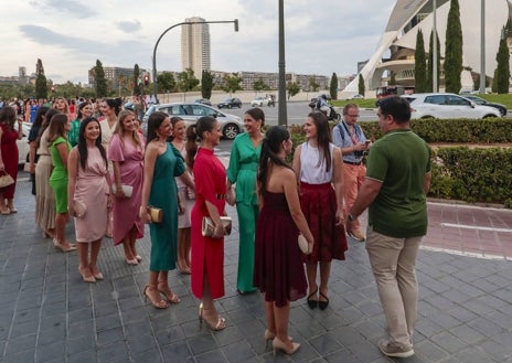 Imagen secundaria 1 - Posado de las candidatas mayores.