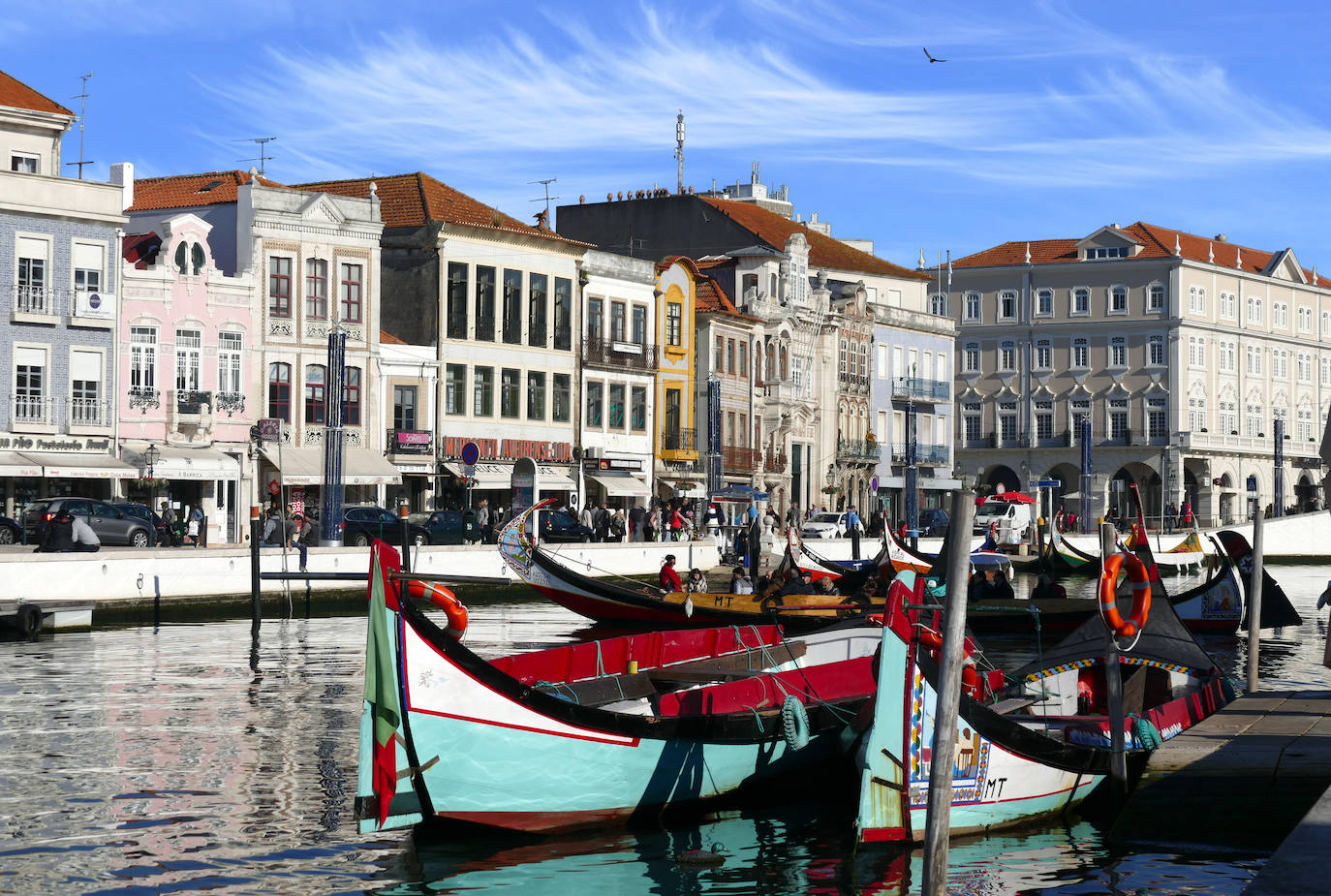 Aveiro (Región Centro - Portugal). La Venecia portuguesa por sus numerosos canales y sus coloridas embarcaciones que recuerdan a las góndolas.