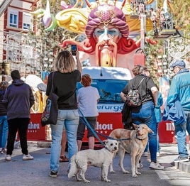 Una pareja de perros, con su dueña, en las Fallas.