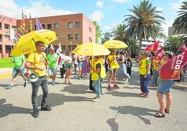 Protesta en la consellera por los problemas con las adjudicaciones.