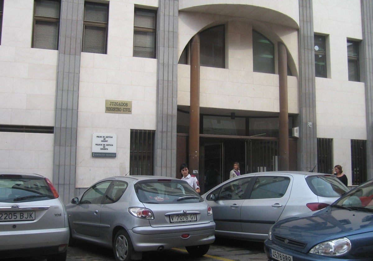 Entrada del Palacio de Justicia de Sagunto.