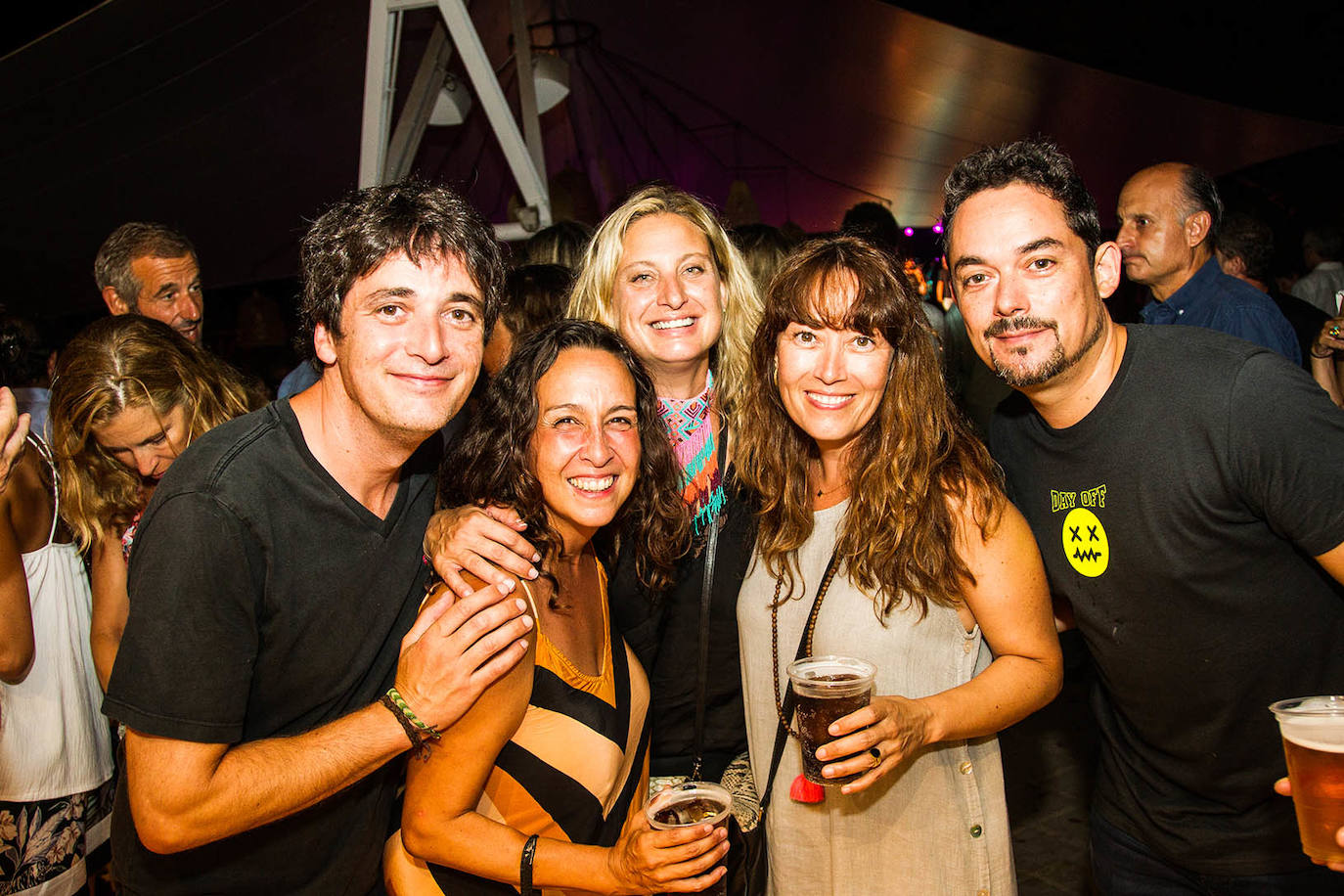 Asistentes a la fiesta remember de la movida valenciana.