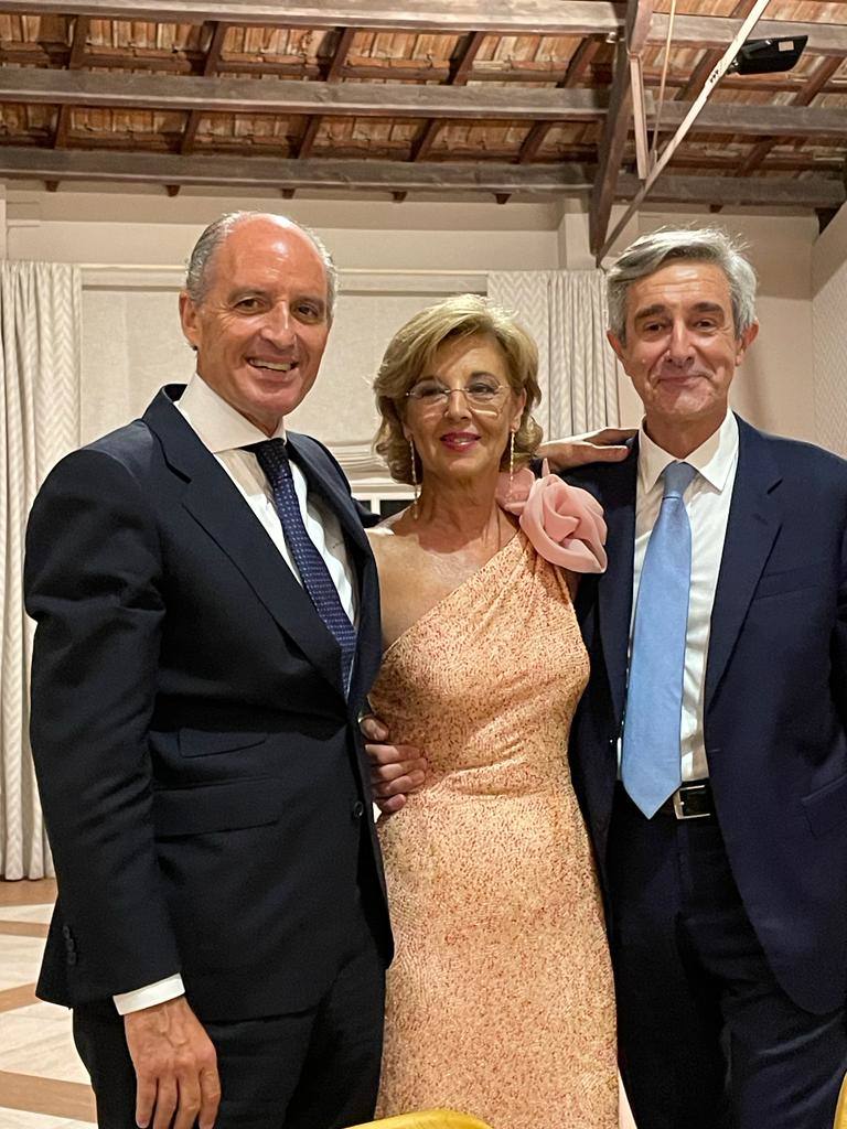 La madre de la novia, Pepa Ochoa, con Francisco Camps y Juan José Gómez Martínez.