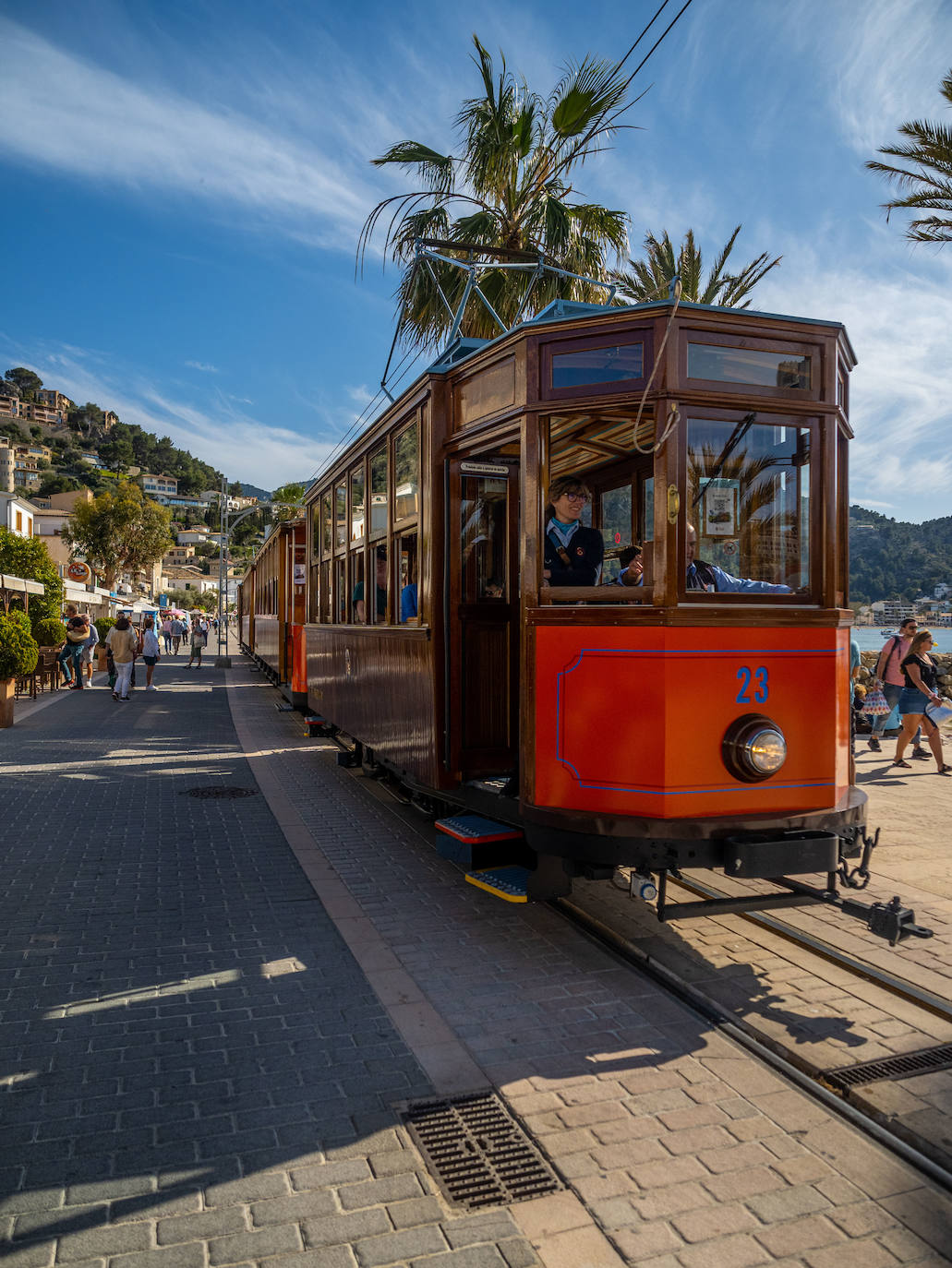 Sóller (Mallorca - Islas Baleares - España). Lo más peculiar y popular de Sóller sea el tranvía histórico que desde 1913 une montaña y mar.