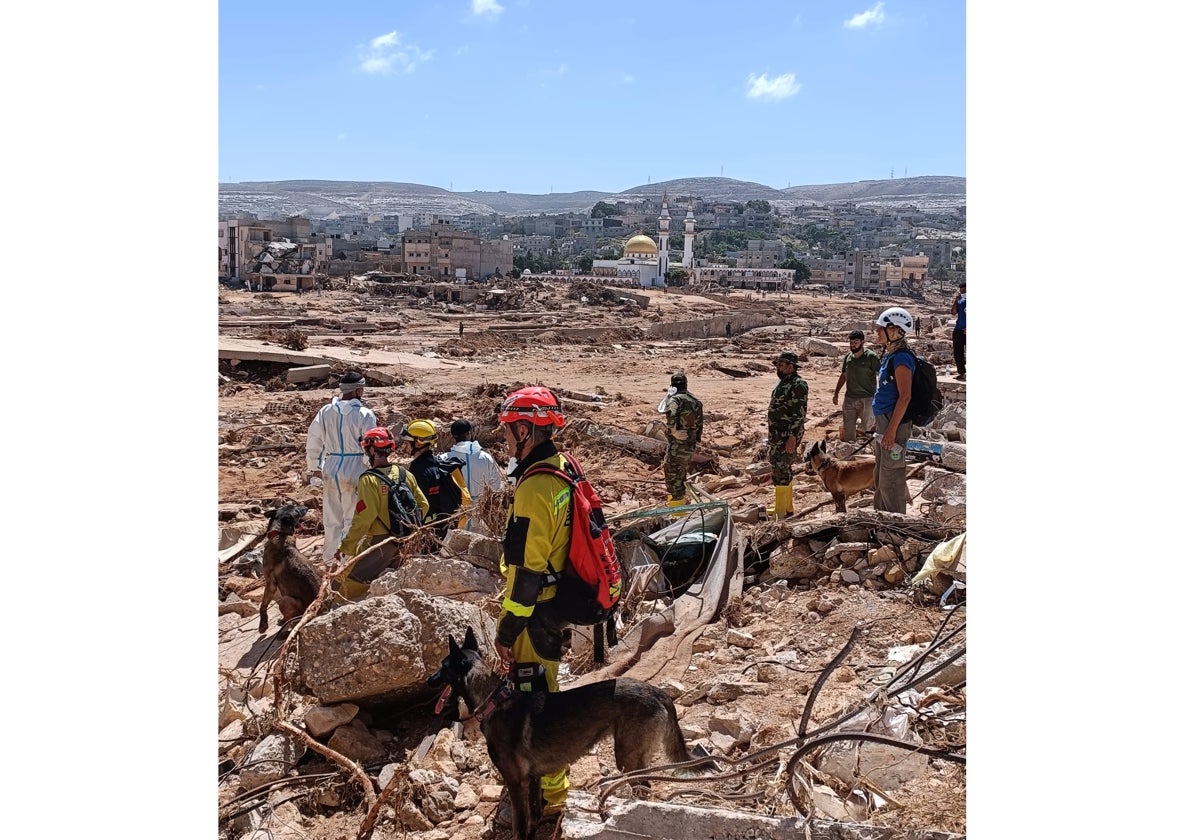 Bomberos de la Unidad Canina en Derna.