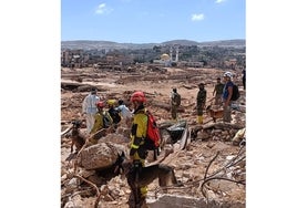 Bomberos de la Unidad Canina en Derna.