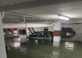 La intensidad en poco intervalo de tiempo de la precipitación ha inundado bajos y parking en Algemesí.