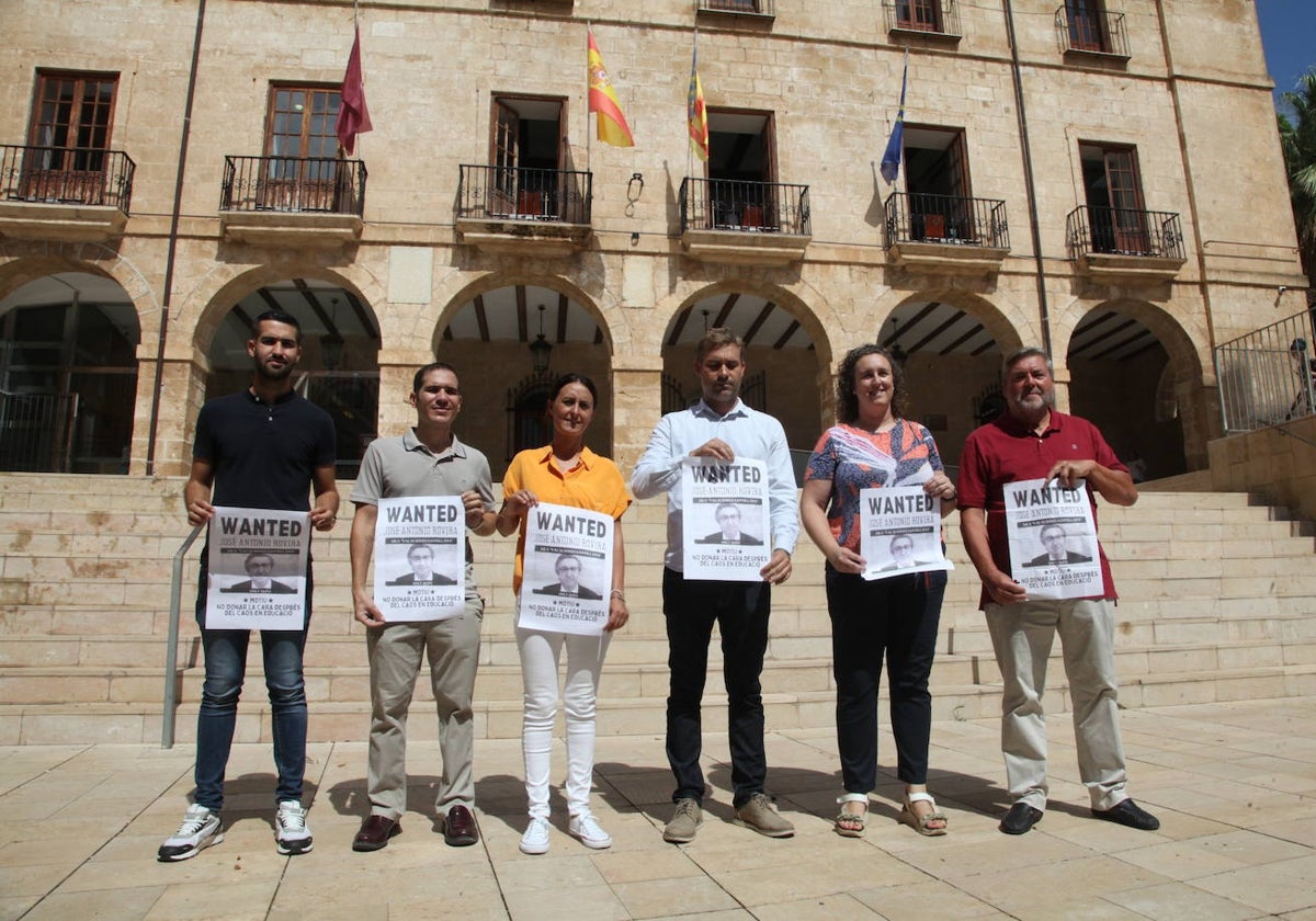 Los representantes de Compromís con el cartel dedicado al conseller Rovira.