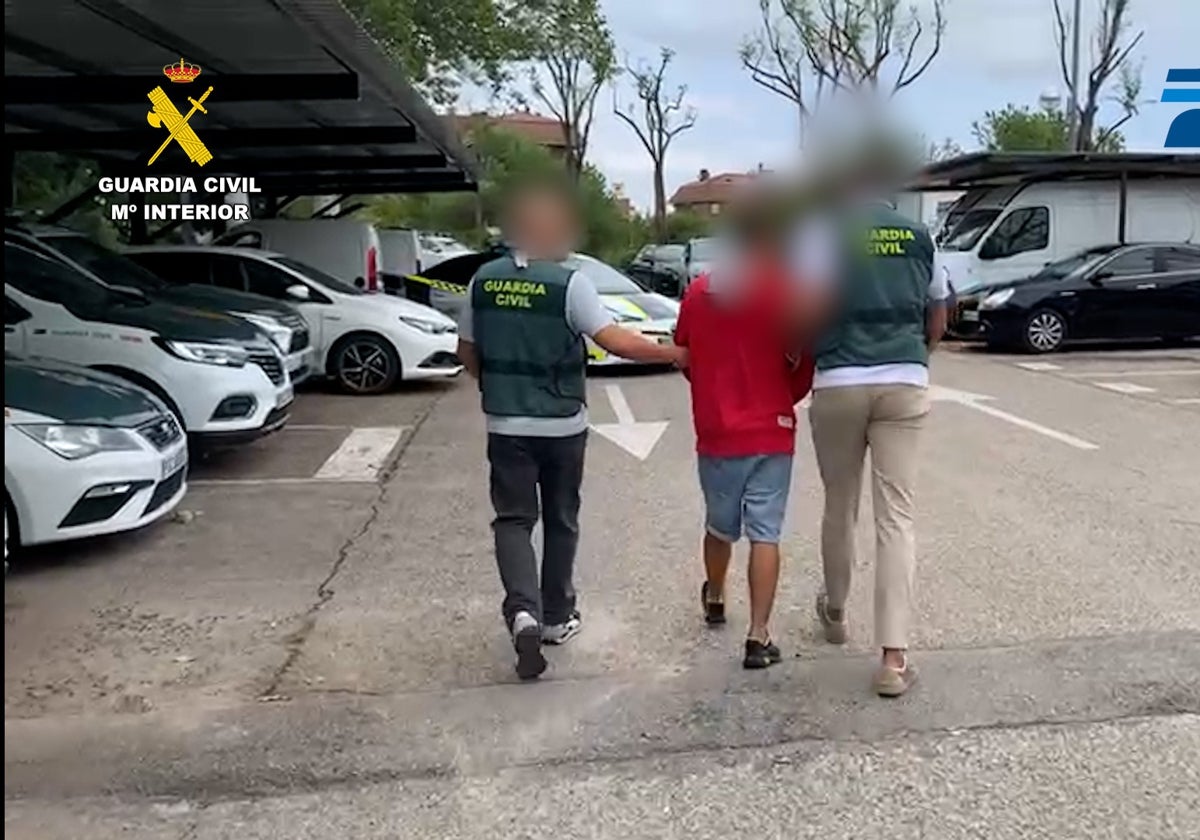 La Guardia Civil traslada al detenido.