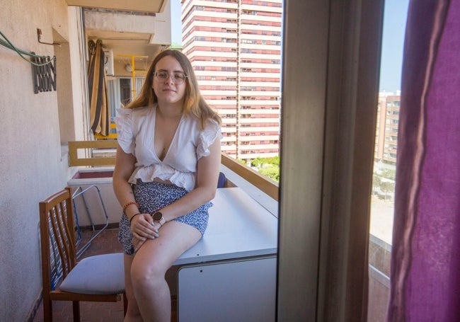 Carla Montalvá, de 20 años y procedente de Alberic, en su piso alquilado para estudiar en Valencia.