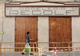 Histórico rótulo de la papelería Regolf restaurado en la calle del Mar.