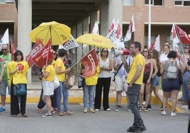 Afectados y representantes sindicales protestan por los problemas en las asignaciones.