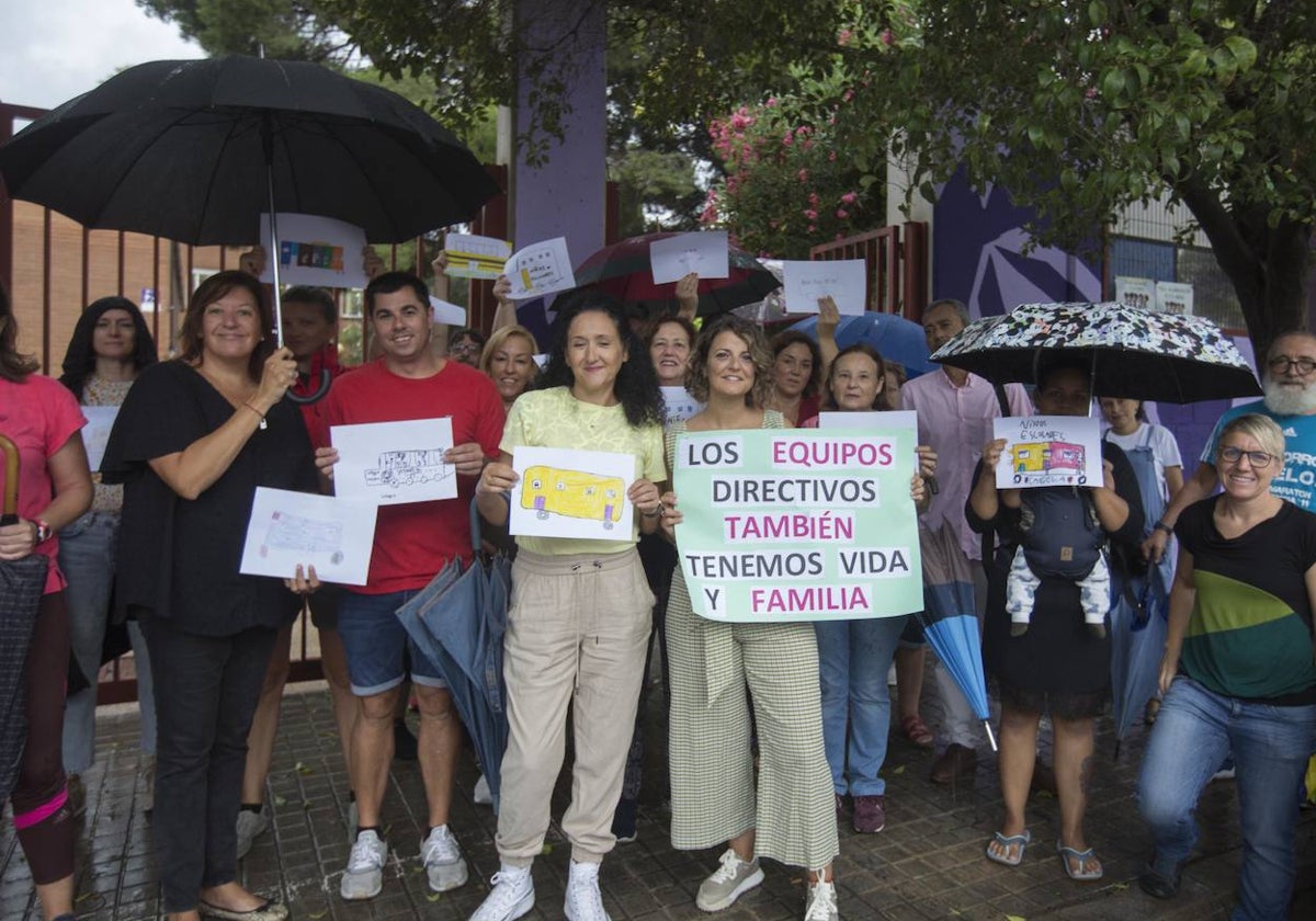 Protesta en el CEIP Forn d'Alcedo por los problemas en el transporte escolar.