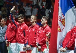 Djokovic saluda a la Fonteta durante la presentación de Serbia.