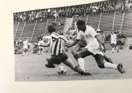 Waldo en acción y a Griffa de espaldas junto a Iglesias en el Vicente Calderón el 2 de octubre de 1966.