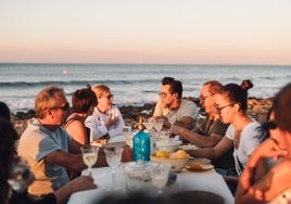 Un momento de la cena junto al mar.