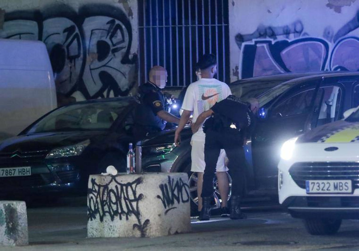 Los agentes de Policía Local realizan un control en la Creu Coberta.