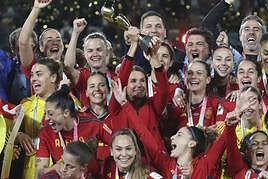 Las campeonas del mundo celebran el título.