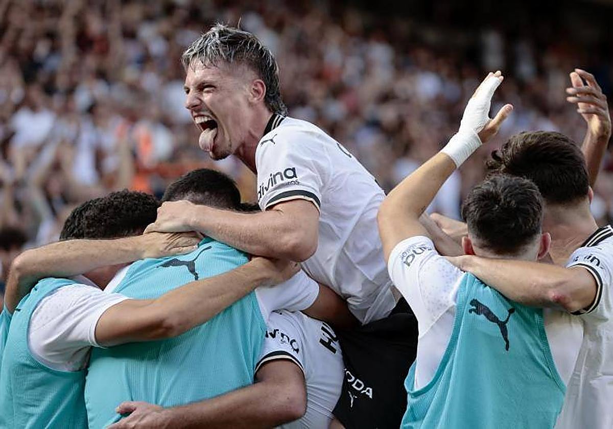 Los jugadores del Valencia celebran el gol de Javi Guerra.