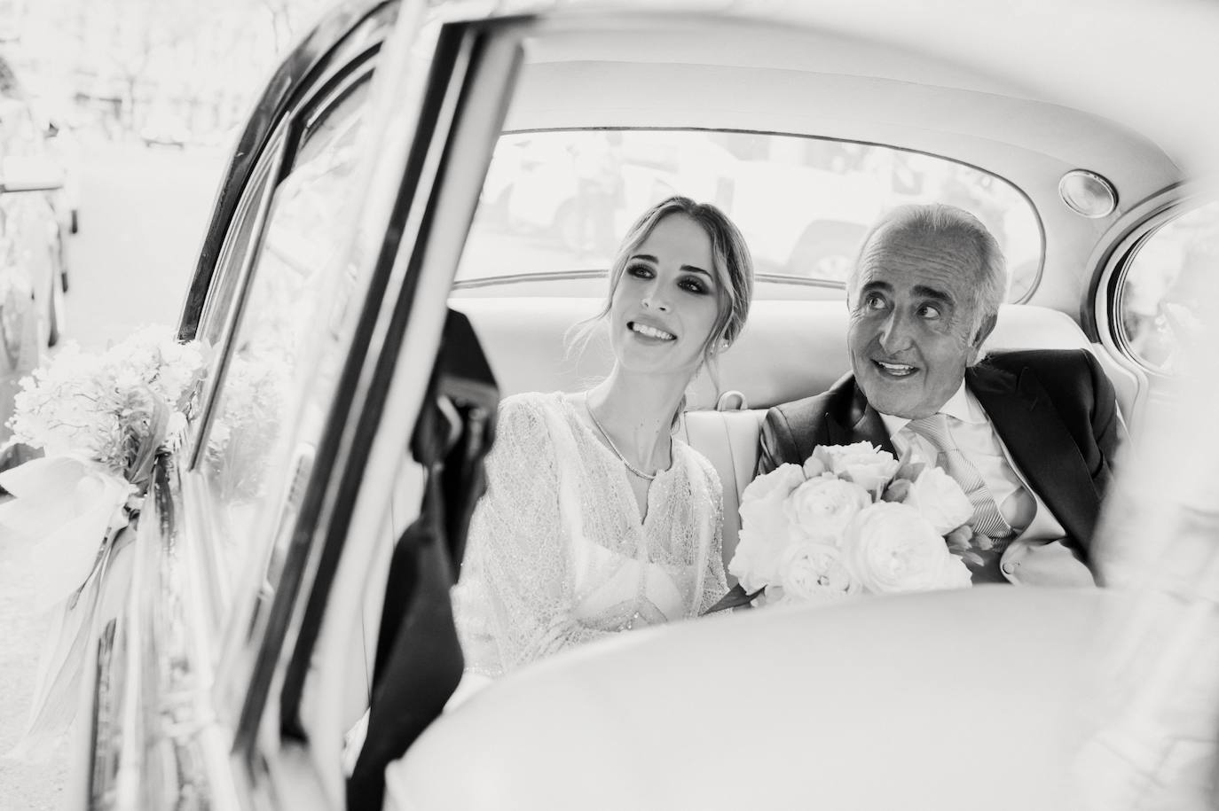 Nuria Pellicer y su padre, en el coche de camino a la iglesia.