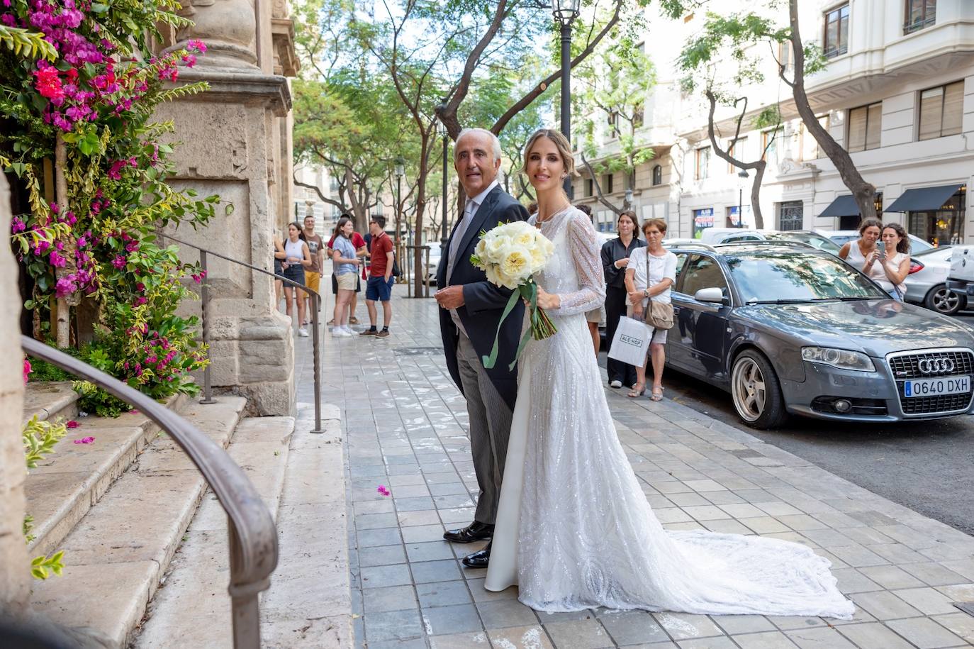 Antonio y Nuria Pellicer, antes de entrar a la iglesia, ante la expectación de los viandantes.