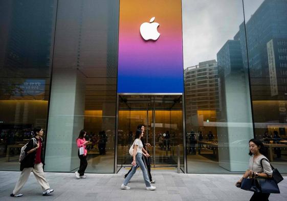 Gente paseando frente a una tienda de Apple.