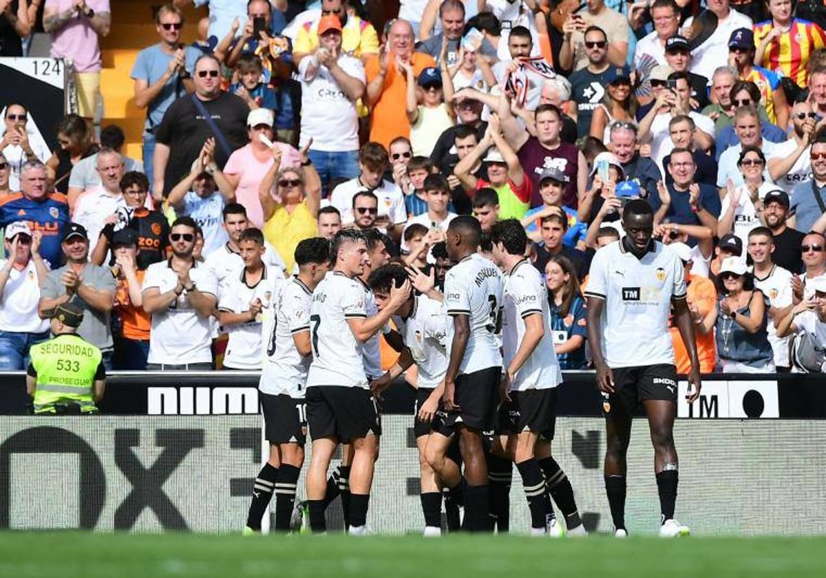 Los jugadores del Valencia celebran el gol de Hugo Duro.