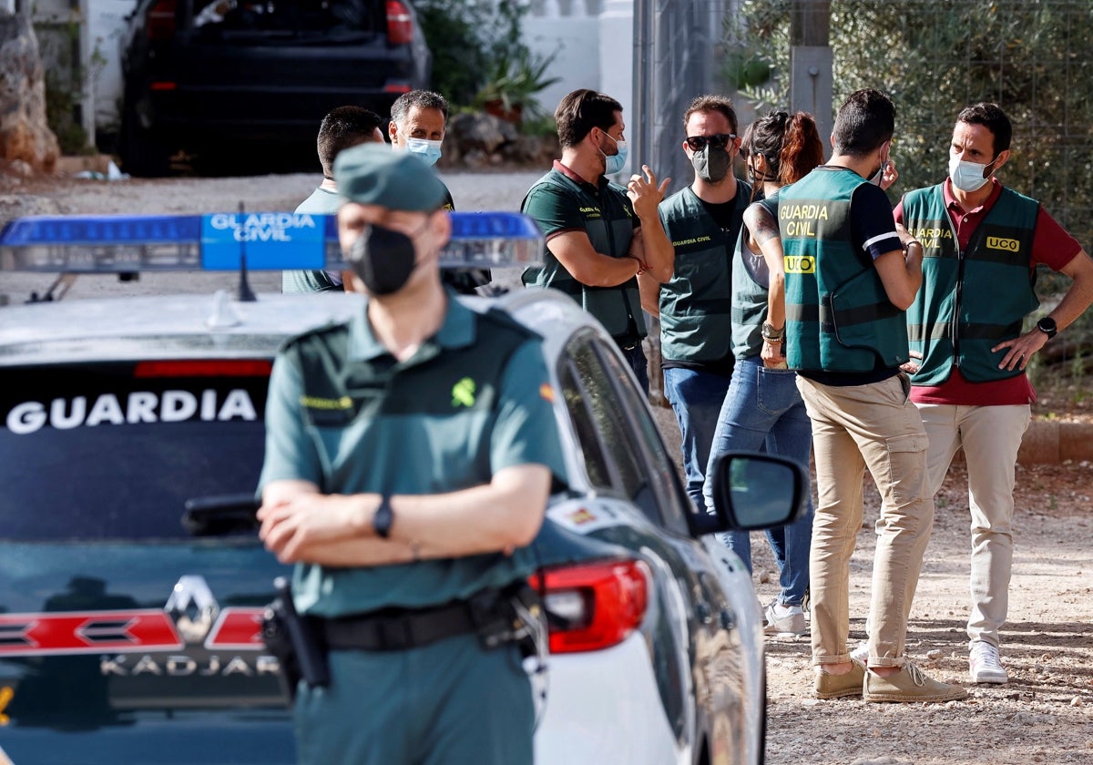 Agentes de la Guardia Civil trabajan durante una investigación criminal.