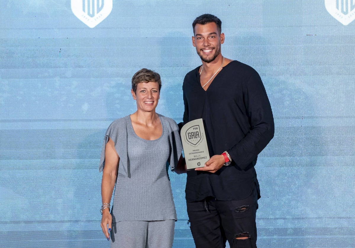 Elisa Aguilar junto a Willy Hernangómez durante la Gala de la FEB.