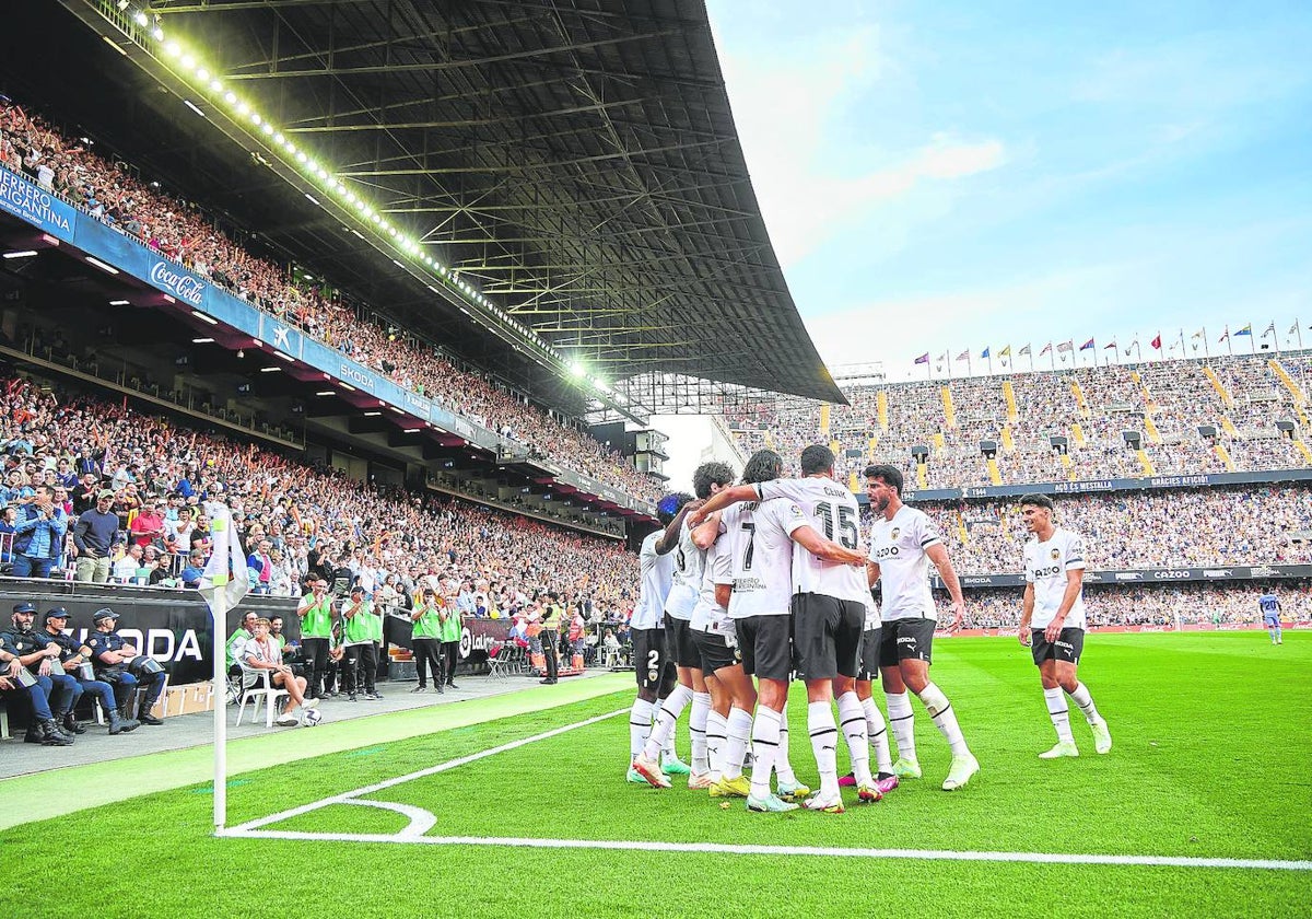 Los jugadores, celebrando un gol la temporada pasada.