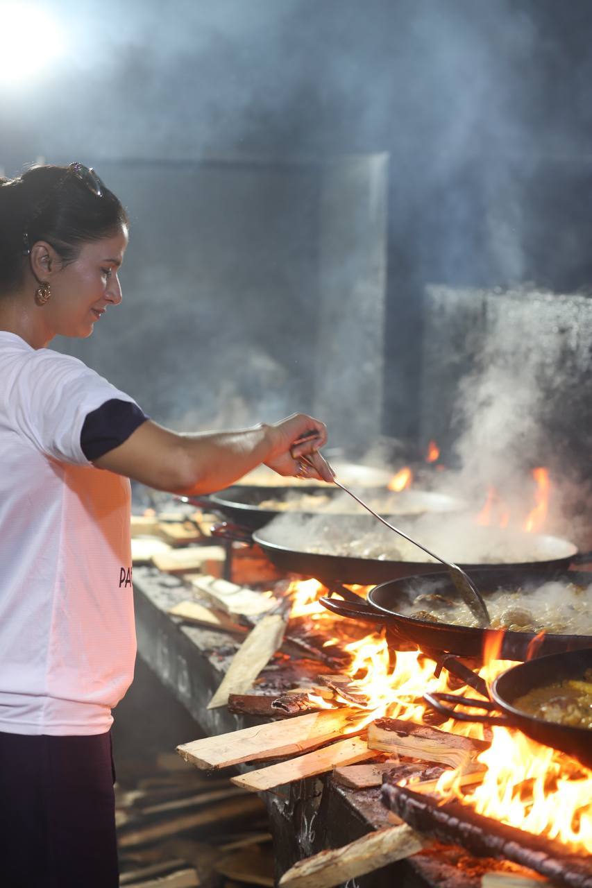 Shipra Khanna, la representante de la India que concursará este miércoles en el World Paella Day, cocina una paella valenciana en Las Bairetas.