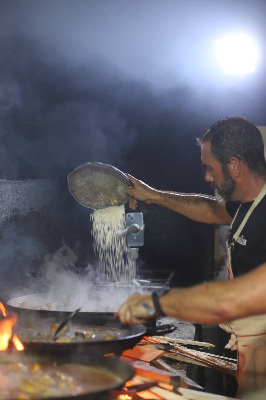 Imagen secundaria 2 - Arriba, los concursantes en la plaza de la Reina. A la izquierda, Carlos Leal, el chef que llega desde México. A la derecha, Rafa Margós, del restaurante Las Bairetas de Chiva.