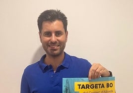 El concejal de Promoción Económica con la publicidad de la campaña.