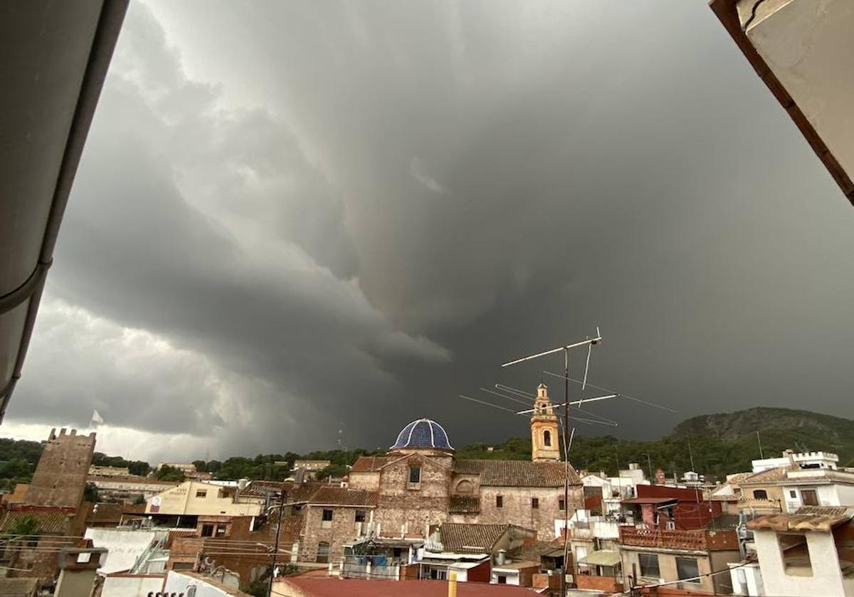 Llegada de una tormenta a Serra.