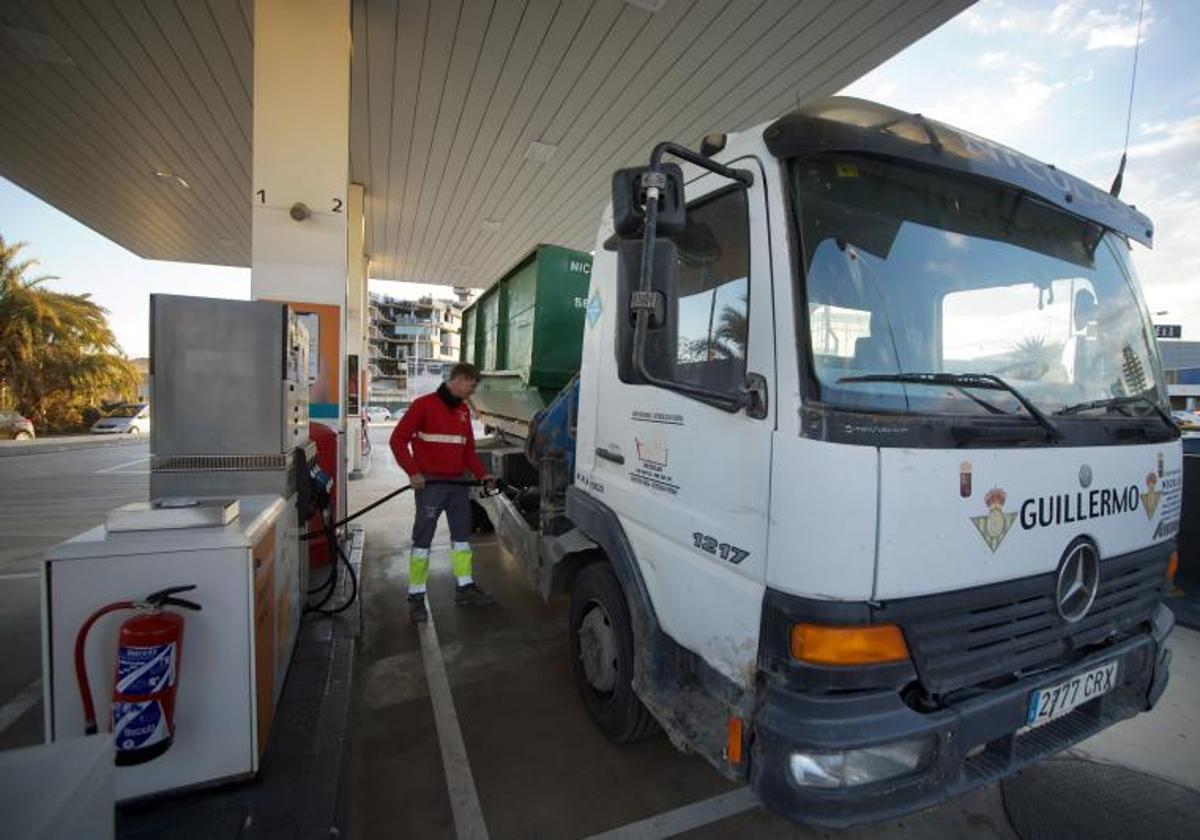 El Gobierno prioriza el aceite sobre la gasolina y aleja la idea de recuperar la bonificación de 20 céntimos