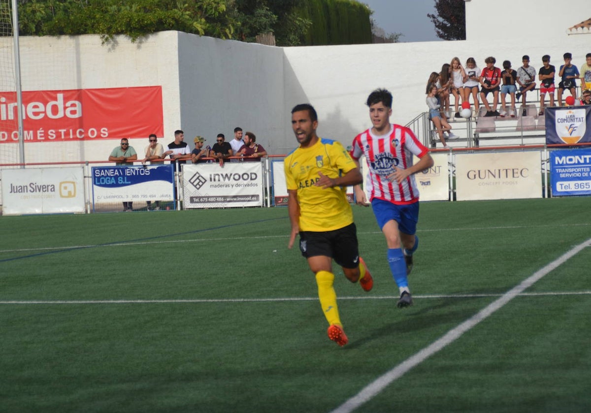 Nano durante el partido ante el CD Jávea.