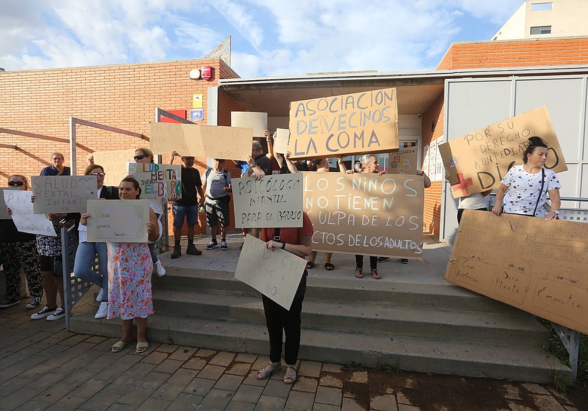 Los vecinos de La Coma se concentran frente al ambulatorio.