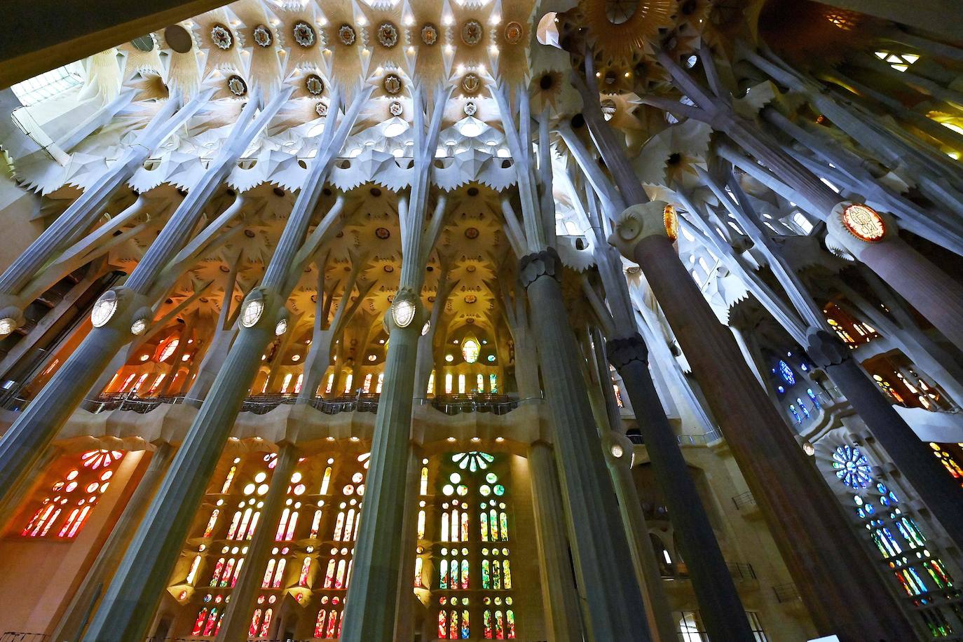 Así está la Sagrada Familia de Barcelona por fuera y por dentro