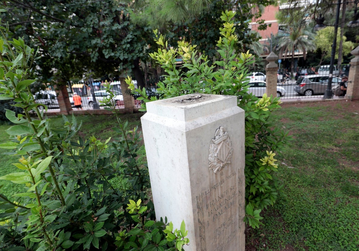 Pedestal donde estaba el busto de bronce sustraído.