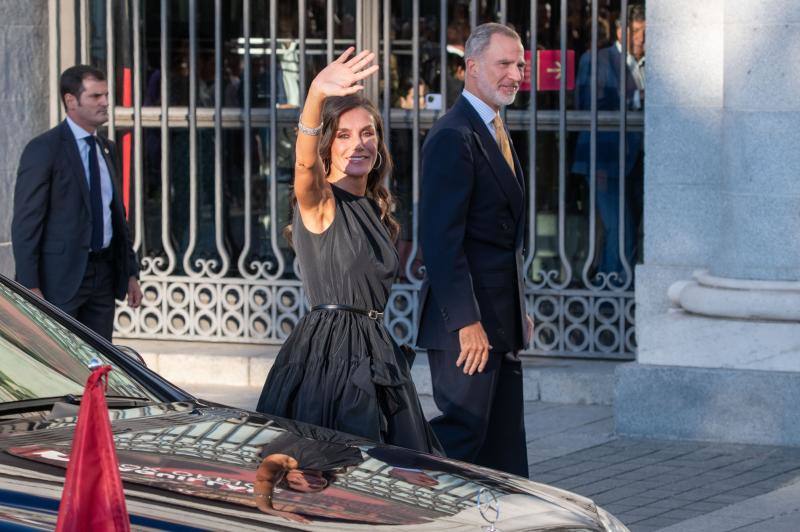 El favorecedor look negro de la reina Letizia para la inauguración de la temporada en el Teatro Real